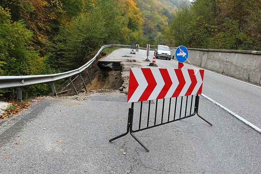 Дъждът събори 6-метрова подпорна стена на пътя за Банско