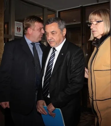 2 партии в кабинета, още 3 го подкрепят