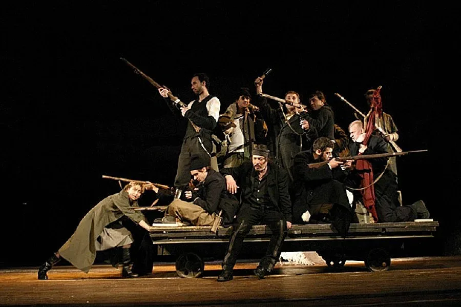 Хъшове взривиха Народния