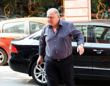 Сивият кардинал vs. Синът на партията