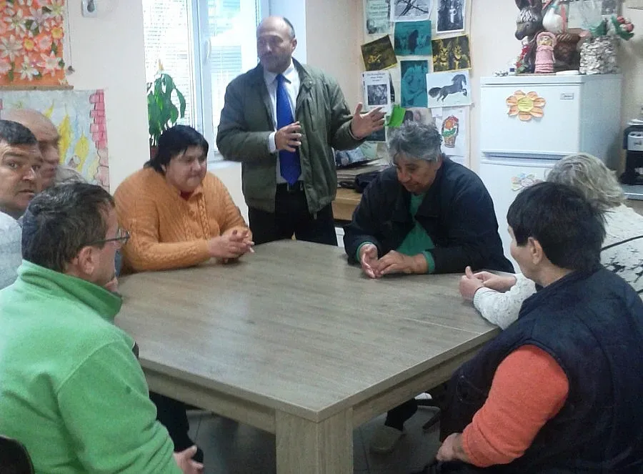 Фирма дава работа на хора от Защитено жилище