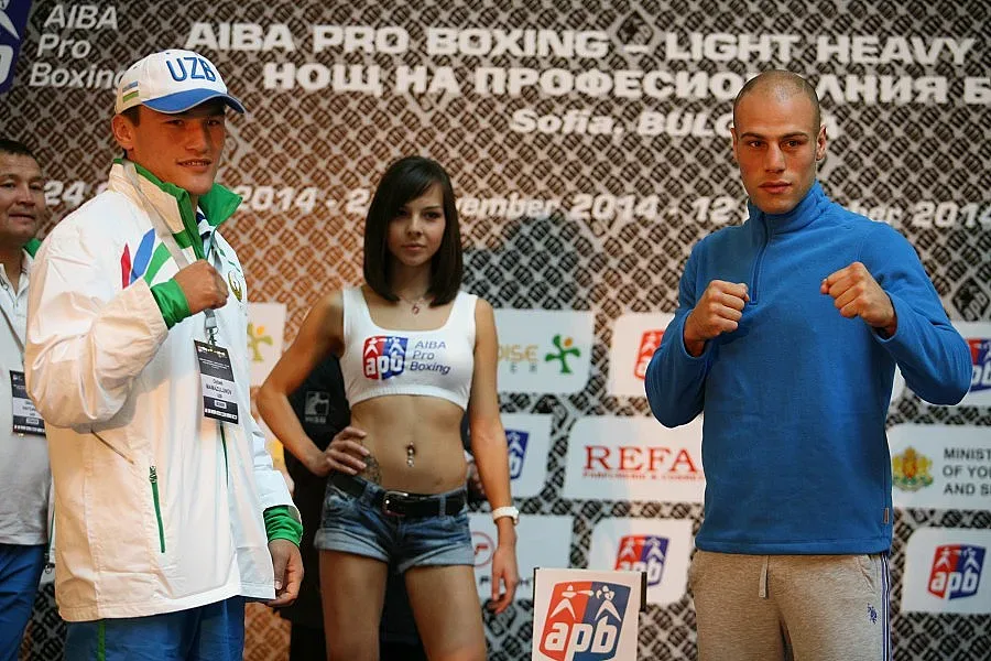 Звезди на бокса ухаят на "Рефан"