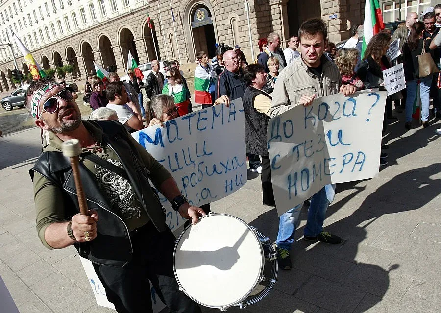 Кюстендилци блокират централата на ДПС заради Бат Сали