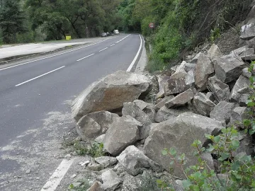 Свлачище може да откъсне от света 350 души в Жижево