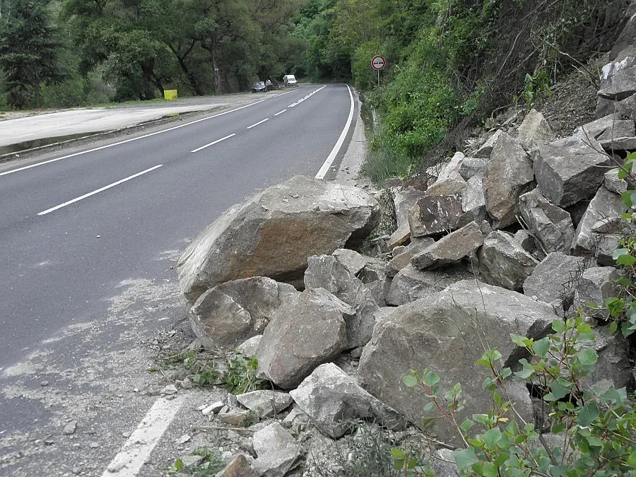 Свлачище може да откъсне от света 350 души в Жижево