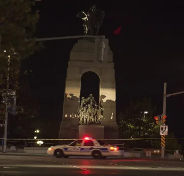 Разкриха самоличността на стрелеца в канадския парламент