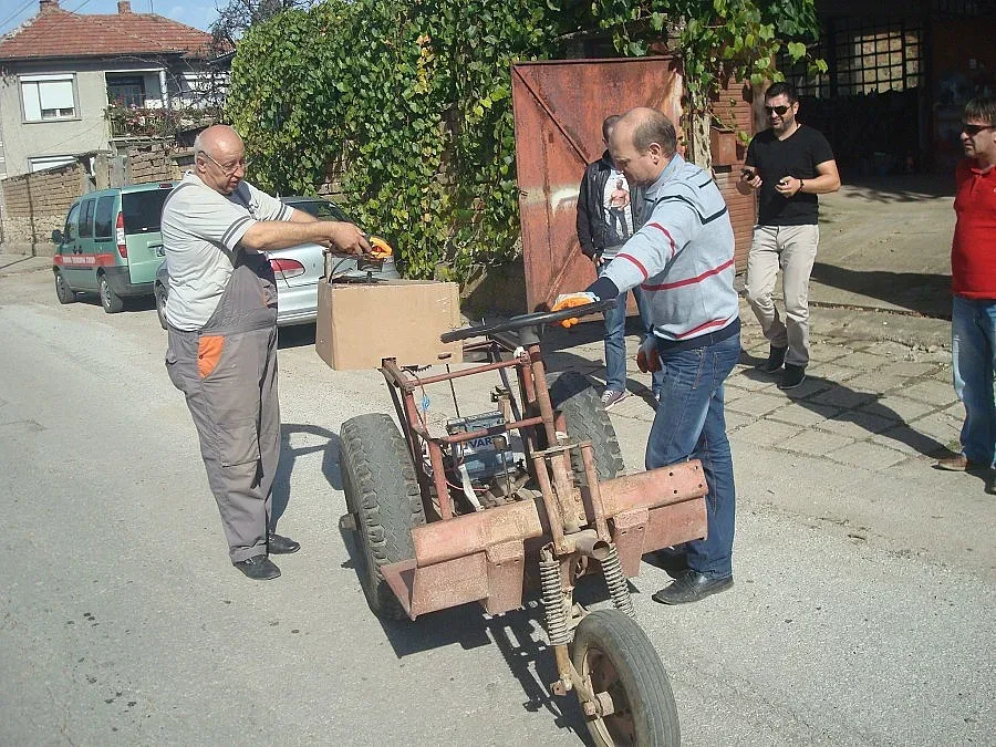 Боляри подкараха тракторче с ток