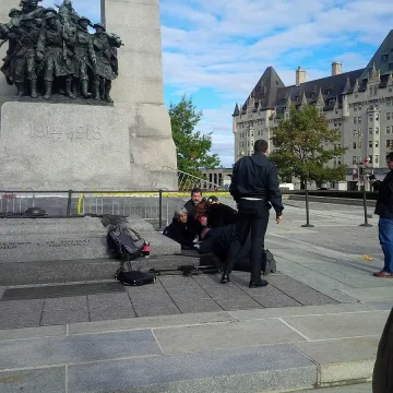 Убиха стрелец в парламента на Канада