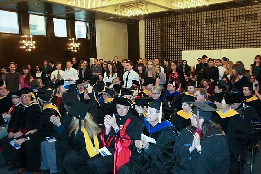 Без теста SAT при приема в АУБ