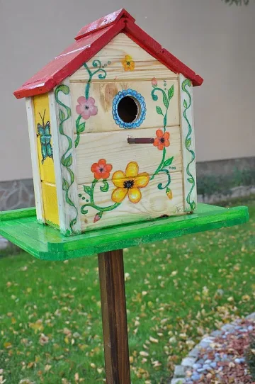 Ученици строят къщички за птици