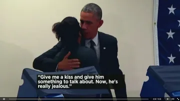 Обама целуна чужда жена