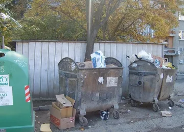 Приемни родители искат бебето от контейнера