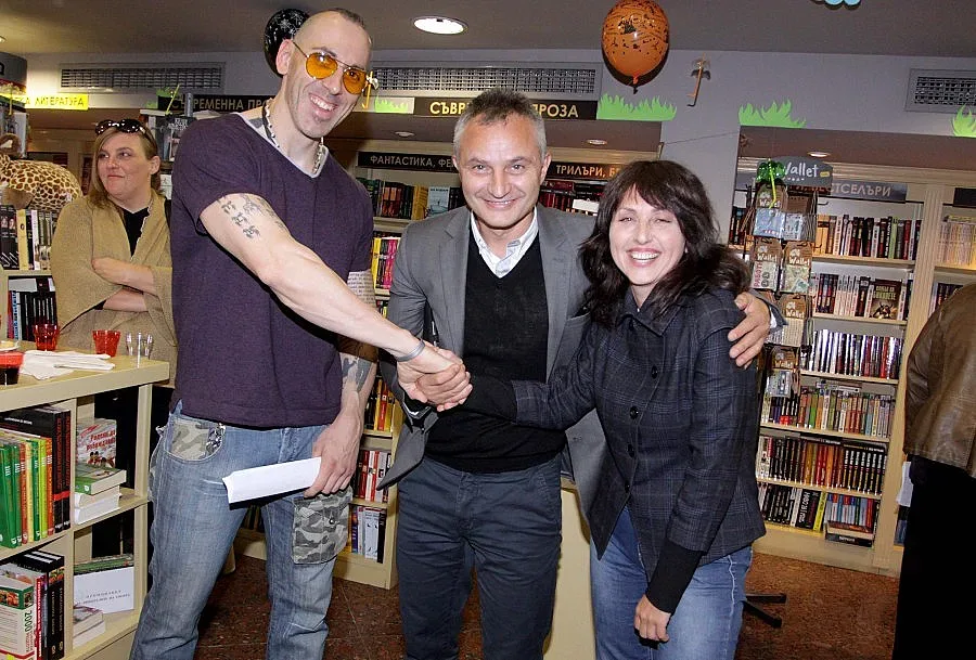 Вестникарка и охранител написаха топромани