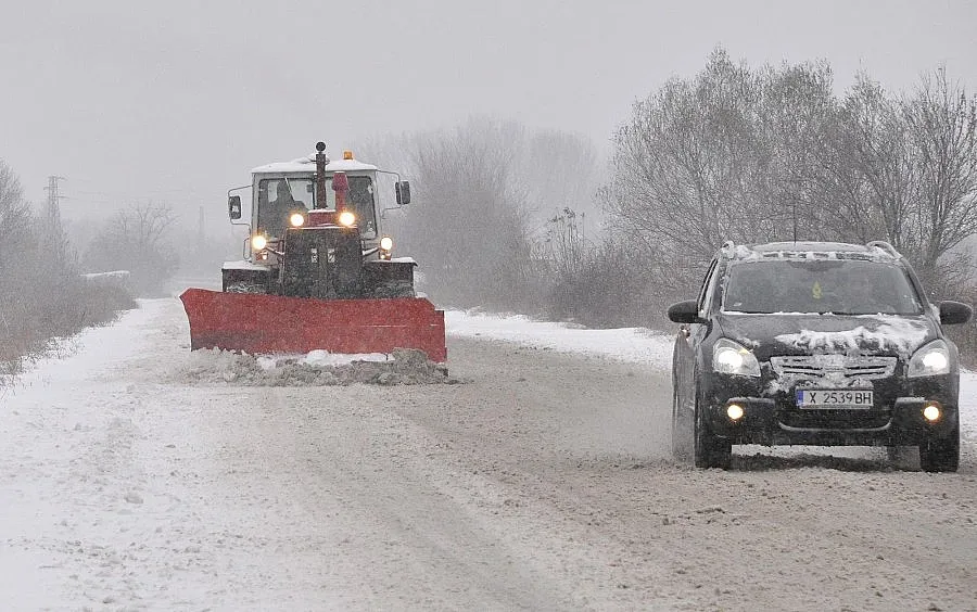 Дни преди първия сняг пътищата не са готови и няма пари