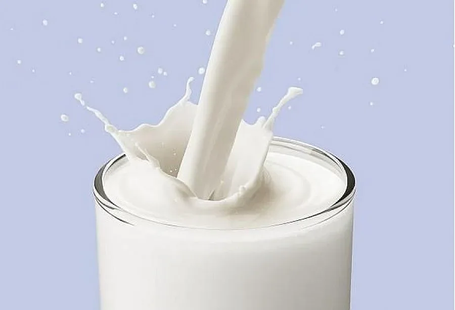 Фирма дава топло мляко на деца в Сливен