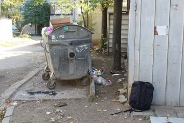 Новородено бе намерено от клошар в кофа за боклук