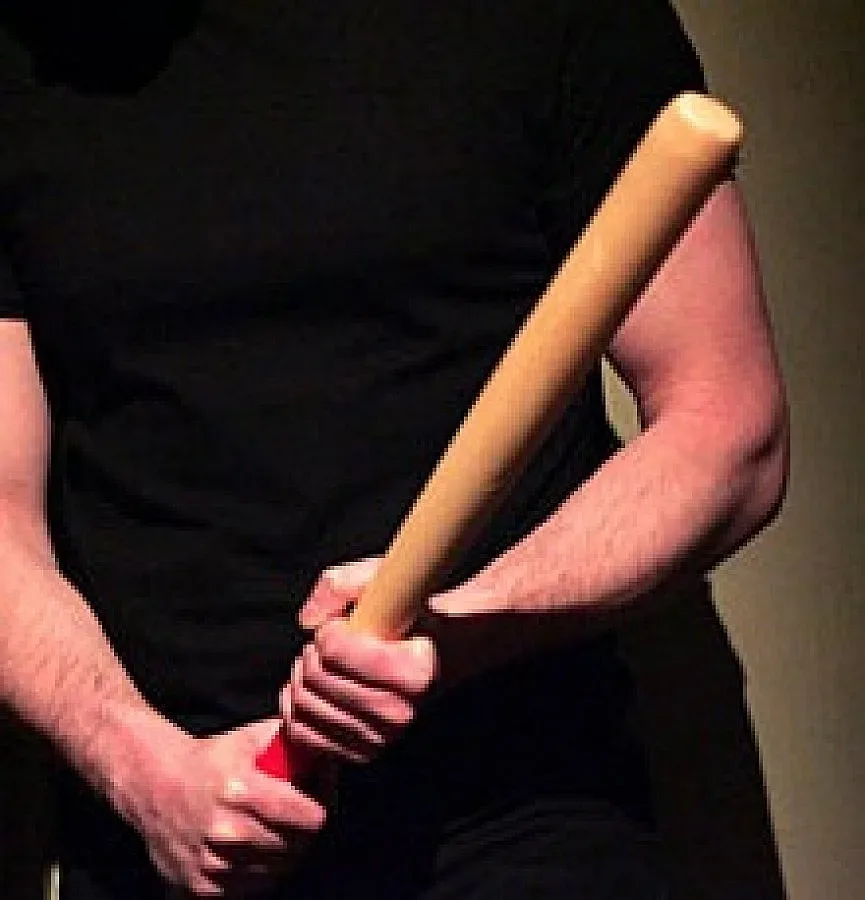 Убиха с бухалки общинар инвалид