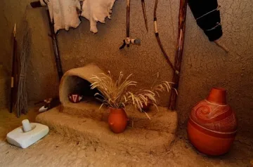 Туристи в къща от неолита за уикенда