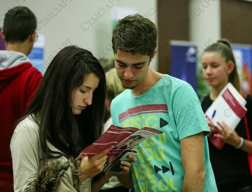  Анкетьори питат младите къде са учили