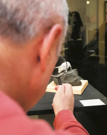 С лупа в "Червената точка"