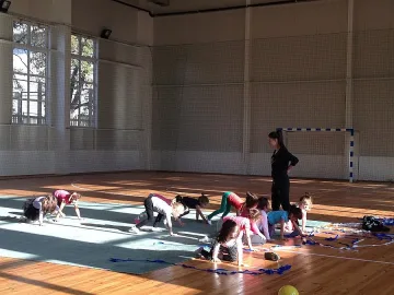 70 деца на първа тренировка по художествена гимнастика