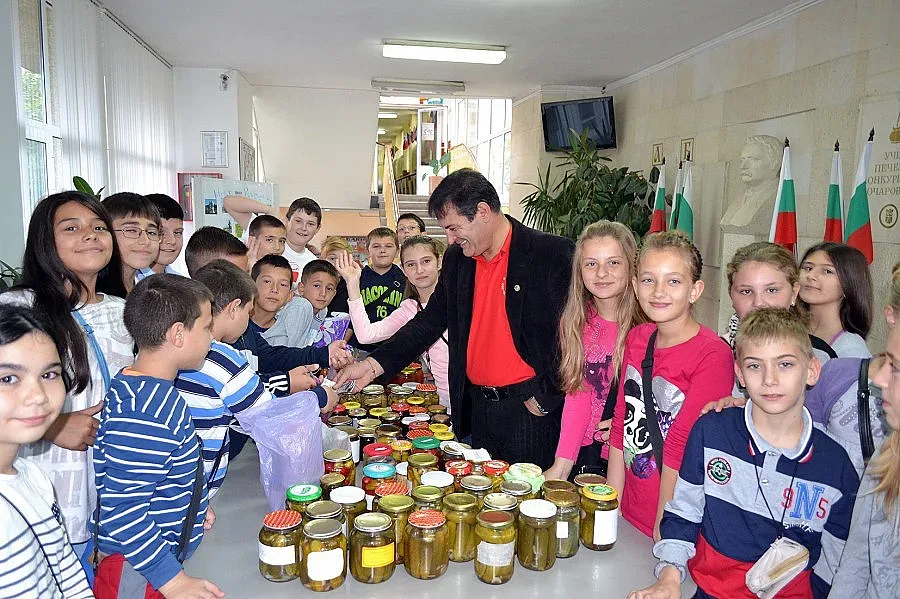 Деца продават консерви, помагат на Мизия