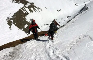 Откриха още 12 тела след снежната виелица в Непал