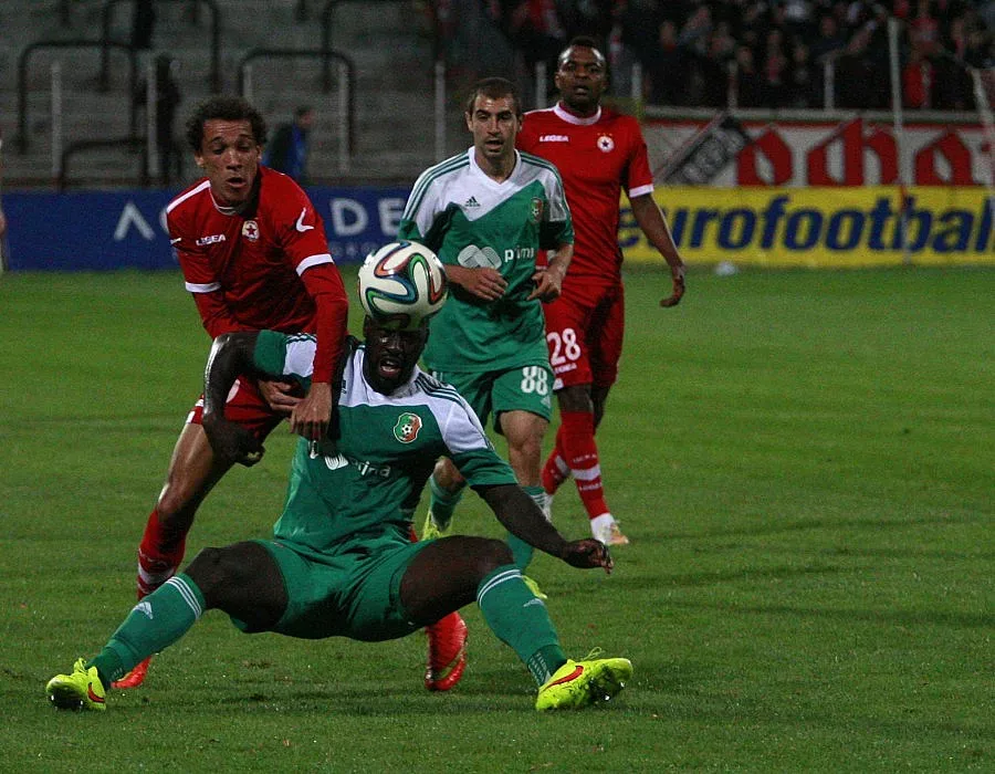 Шефовете бесни от смените на Балъков