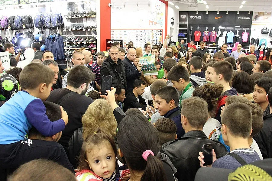 Звезди на „Лудогорец" раздадоха стотици автографи