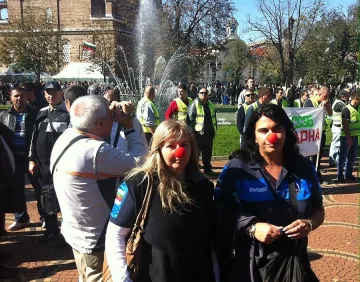 Служители на реда протестират с клоунски носове