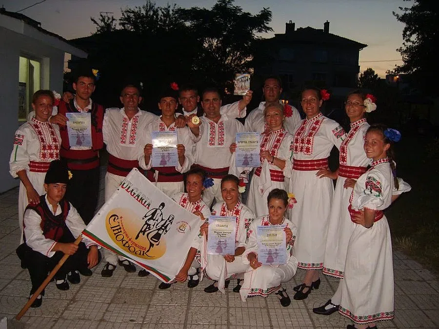 IT спец в щатска фирма играе шопски хора в Радомир