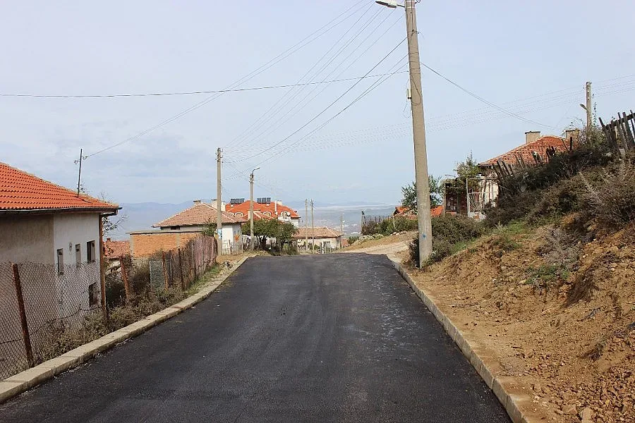 Сложиха нов асфалт на селска улица след 20 г.