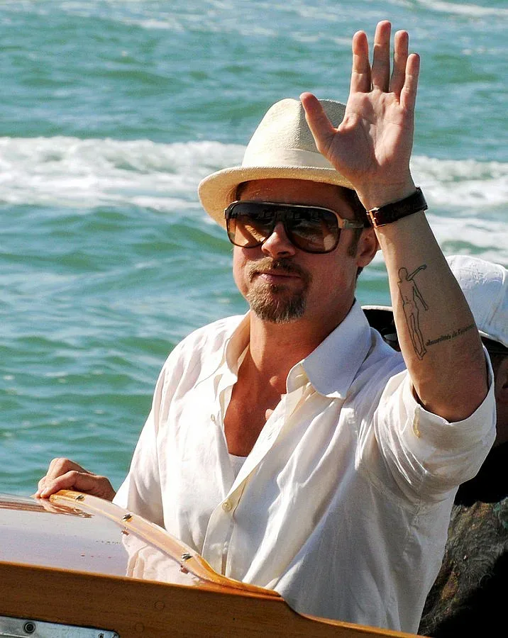 Брад Пит си татуира стихове на Руми