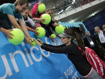 Зрител си тръгва с часовник от Garanti Koza WTA Турнира на шампионките