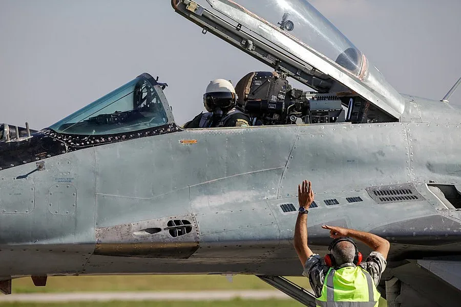 Харчим за МиГ-овете  като за нова ескадрила