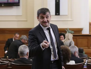 Добрев на война с червени фараони