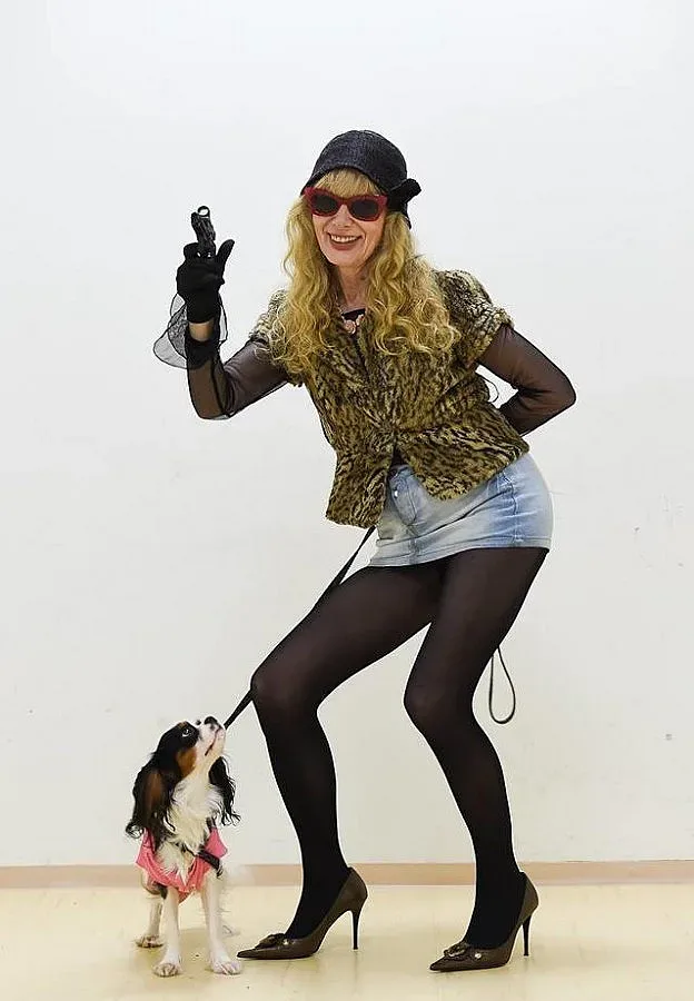 Вулева старша влезе в Къщата с минижуп и куче