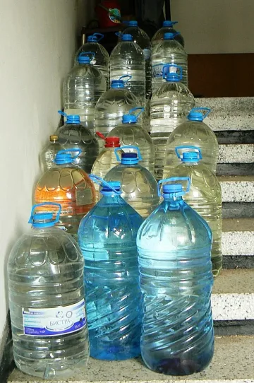 Митничари конфискуваха 2 тона домашна ракия