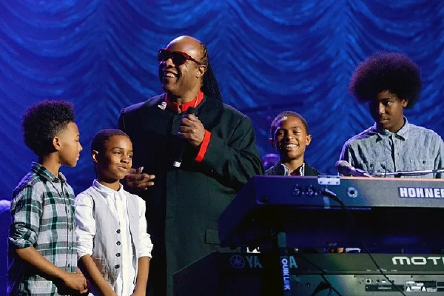 Стиви Уондър и годеницата му очакват тризнаци