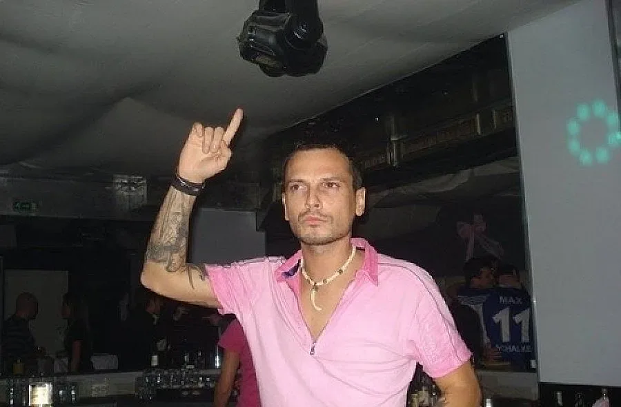 Зарязан барман се закла от мъка