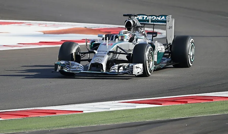 "Мерцедес" иска да спре промени по двигателите по време на сезона