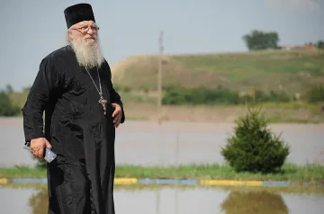 Оперирали отец Иван, състоянието му остава тежко