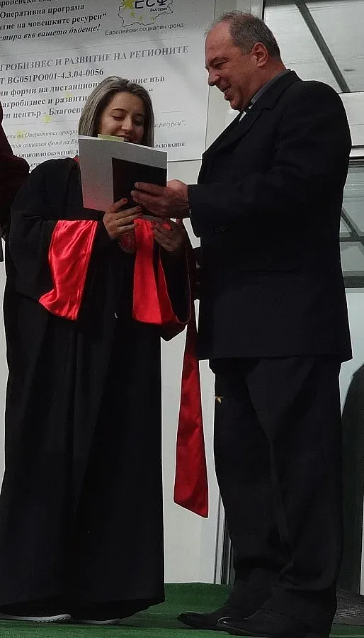 Губернатор връчи дипломи на абсолвенти 