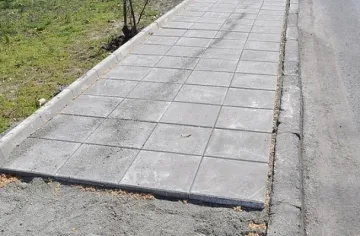 Нови тротоари в селища край Банско