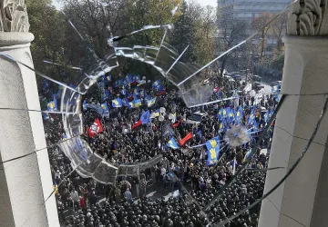 Сблъсъци на войници пред парламента в Киев