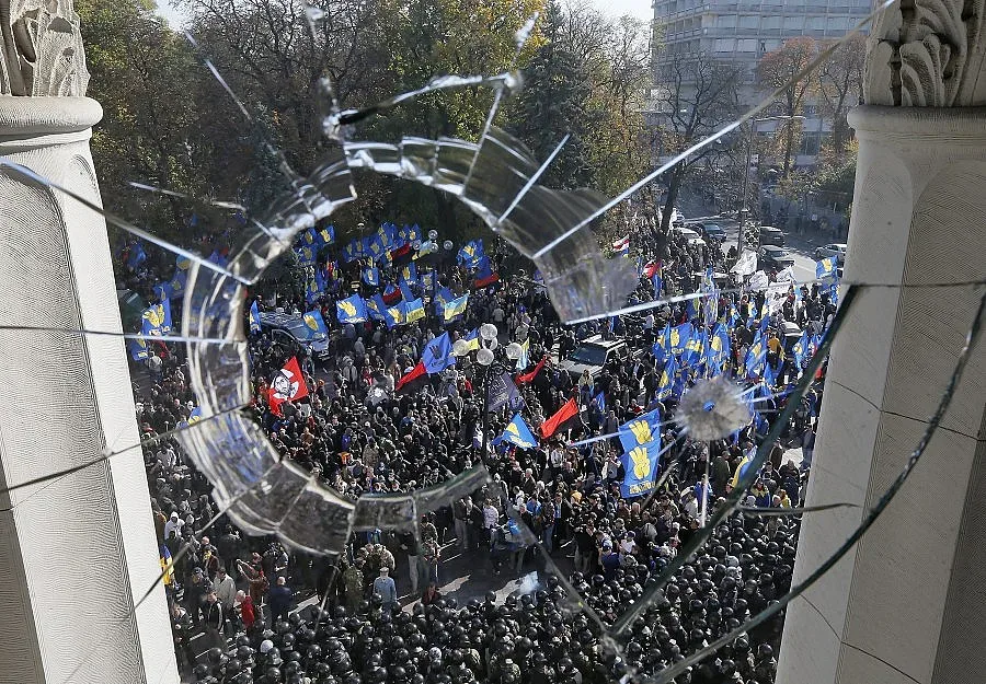Сблъсъци на войници пред парламента в Киев