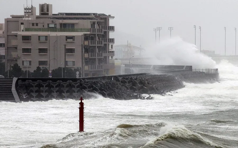 Тайфунът Фанфон изкара радиоактивна вода от Фукушима