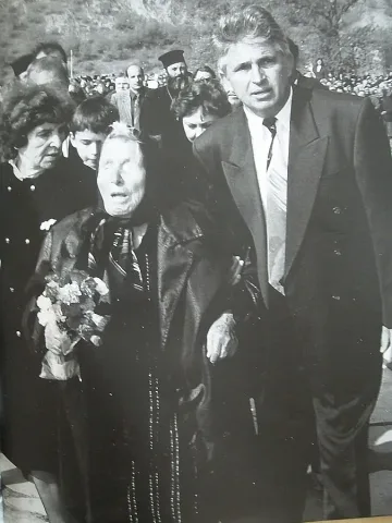 Българи и чужденци заедно в храма на Ванга