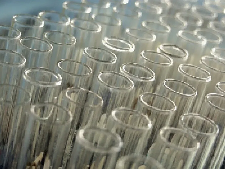 Чувал с епруветки на детска площадка