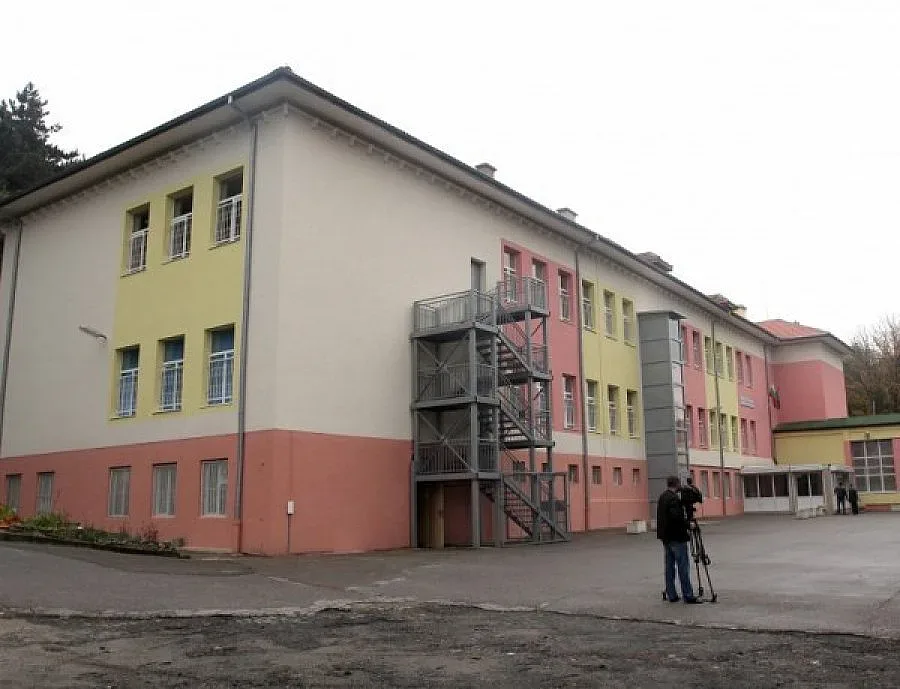 Били с пръчка дете в школото на Ана-Мария